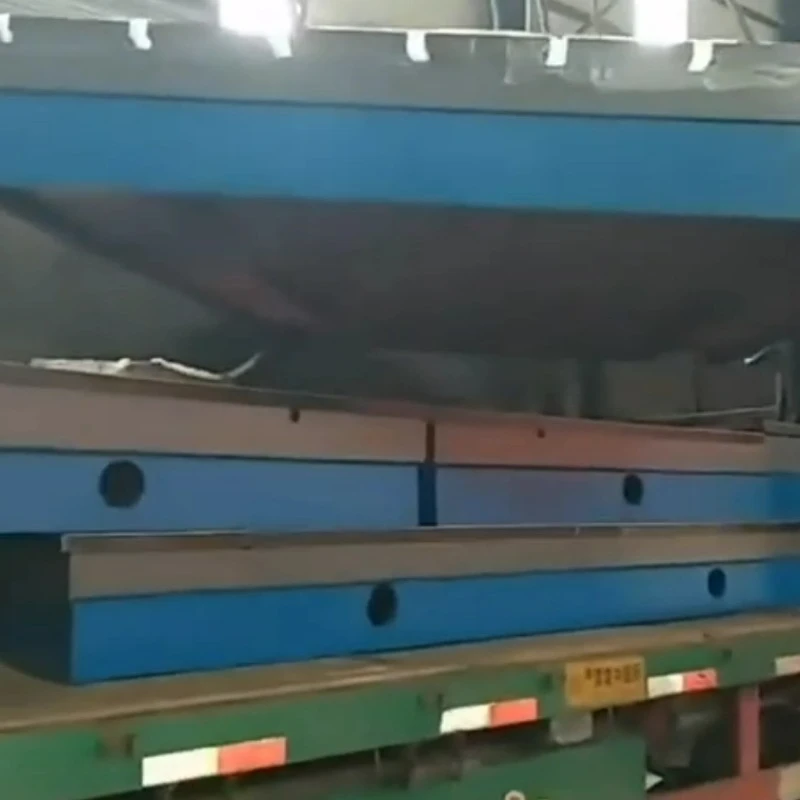 Walong platform ng cast iron ay na -load sa sasakyan para sa kargamento