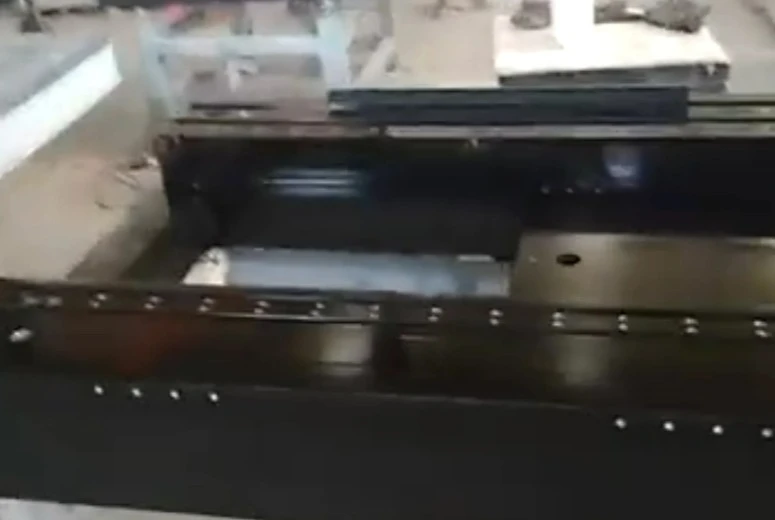 Mga sangkap ng Granite na may drilled hole at nakapasok na mga bahagi