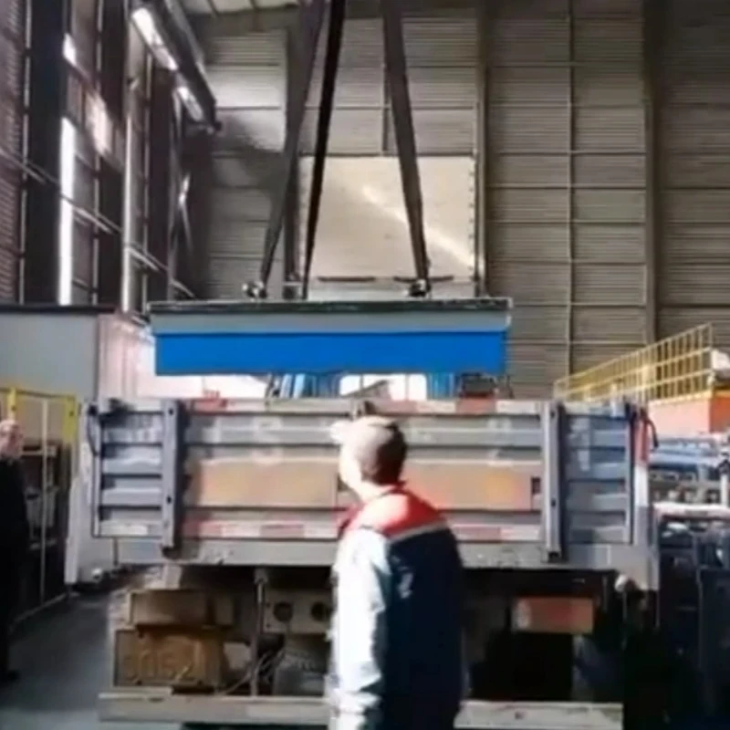 Ang platform ng cast iron ay na -load sa sasakyan para sa kargamento