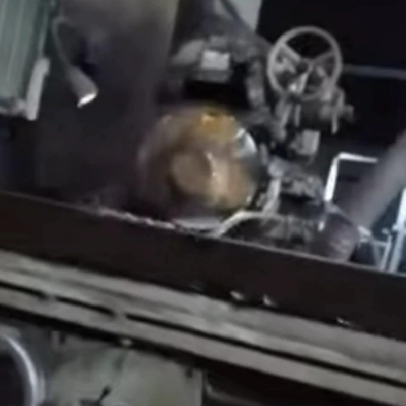 Ang pantay na taas na pad ay pinoproseso sa paggiling machine