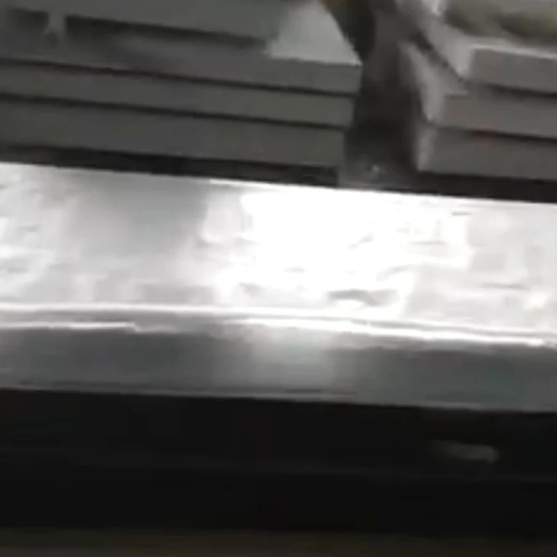 Ang apat na metro na platform ng granite ay nakabalot at ipinadala