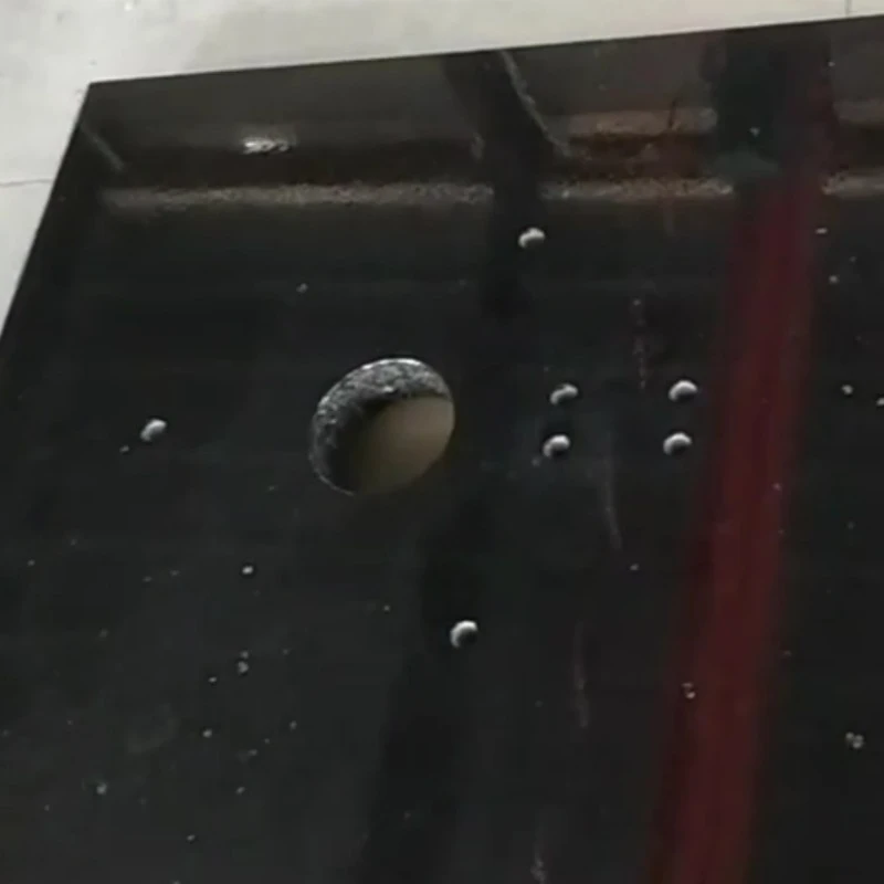 Ang mga sangkap na granite ay nakabalot at ipinadala