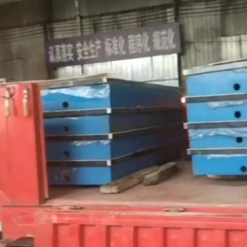 Tatlumpung piraso ng mga platform ng inspeksyon ng cast iron ay na -load sa sasakyan para sa kargamento